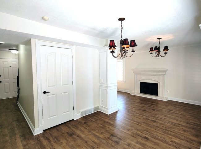 Building Photo - Beautiful 5 Bd. 3.5 Bath Home w/Mother-In-...