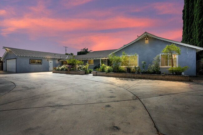 Foto del edificio - 1670 W Cerritos Ave