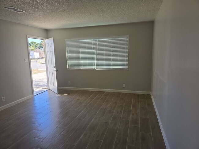 Foto del edificio - North Bakersfield- house 3bed/2 bath