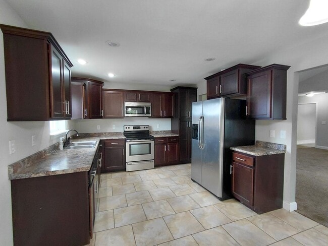 Building Photo - 137 Creek View Dr