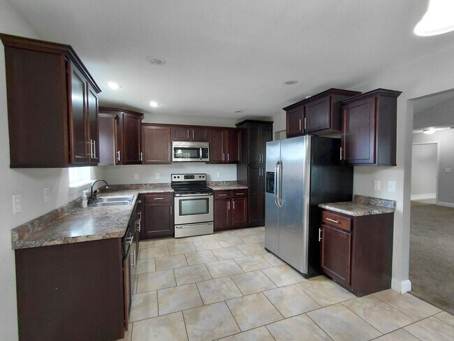 Foto del edificio - 137 Creek View Dr