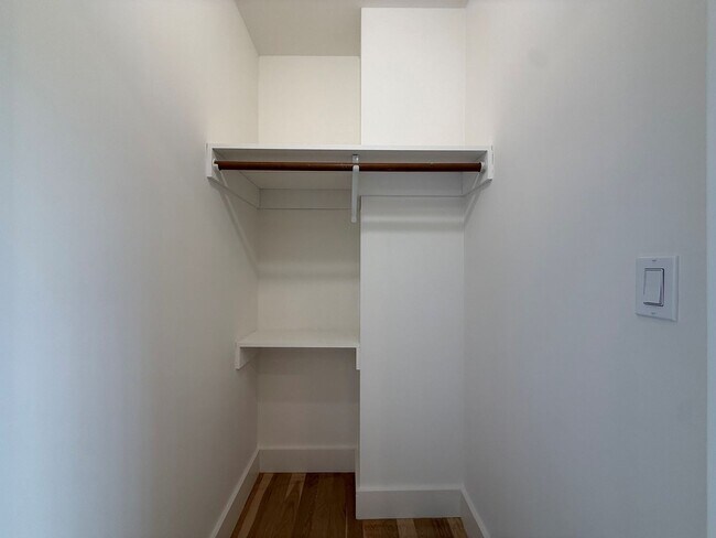 Foto del edificio - Spacious 1BD/1BA with In-Unit Laundry – Prime Commuter Location
