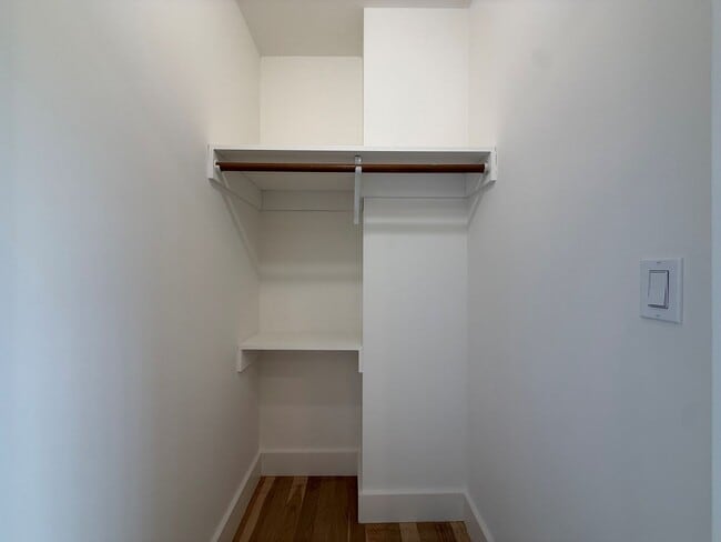 Building Photo - Spacious 1BD/1BA with In-Unit Laundry – Prime Commuter Location