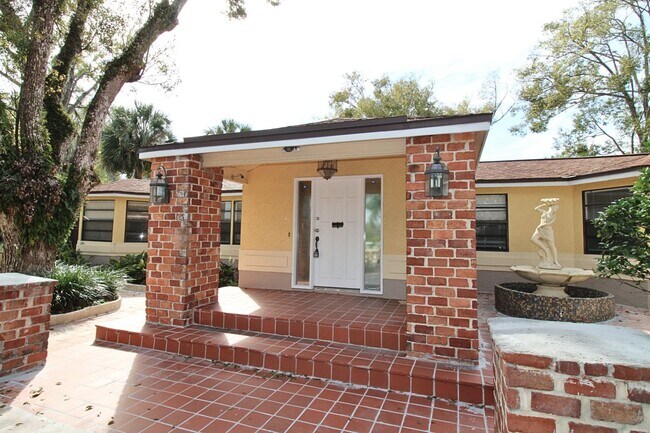 Foto del edificio - Stunning 3-Bed, 2-Bath Spanish-Inspired Custom Home with Elegant Gardens & Fountains
