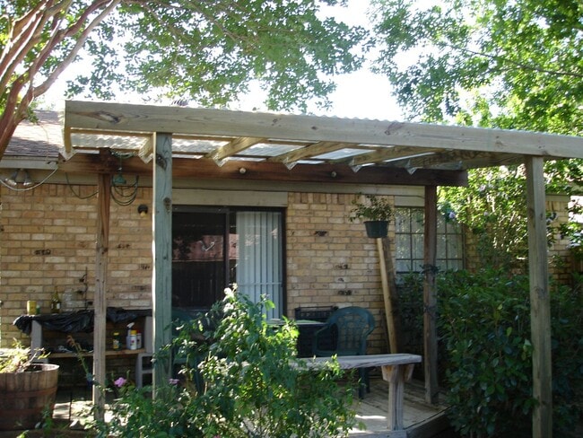 Foto del edificio - TWO BEDROOM, ONE BATH DUPLEX ON SHUTTLE RO...