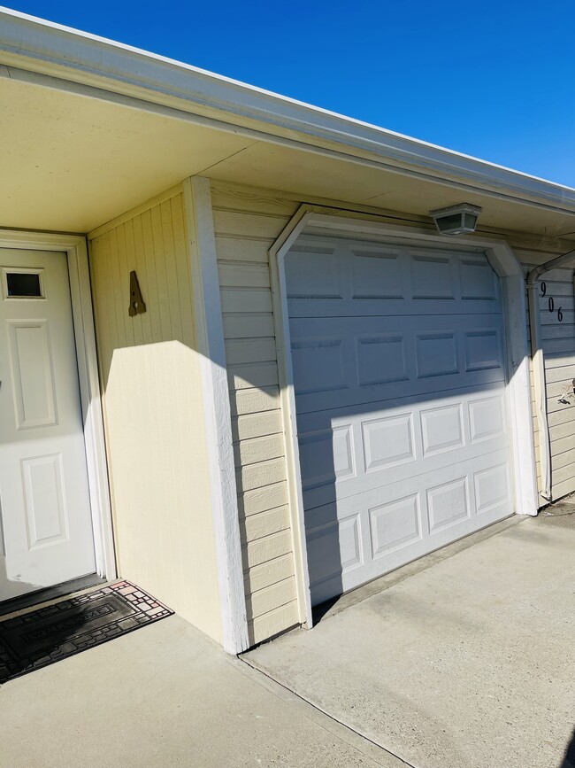 Garage Door - 906 N 34th Ave