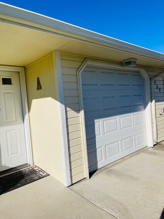 Puerta del garaje - 906 N 34th Ave
