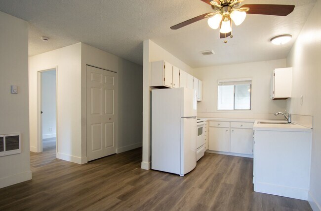 Foto del edificio - FREE RENT: Nicely Updated Top Floor Corner 2-Bdr Near OHSU w/Private Balcony!