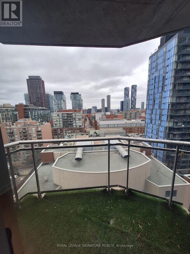 Photo du bâtiment - 255 Richmond St E