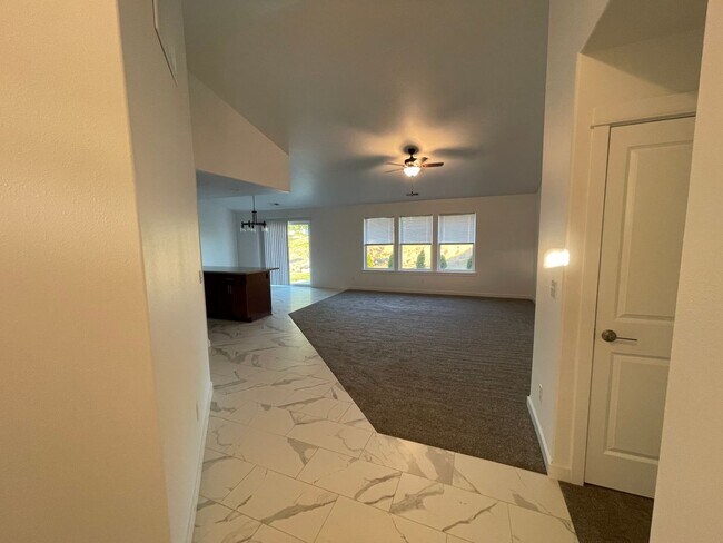 Foto del edificio - Newer 3 Bed 2 Bath Home In New Sutherlin D...