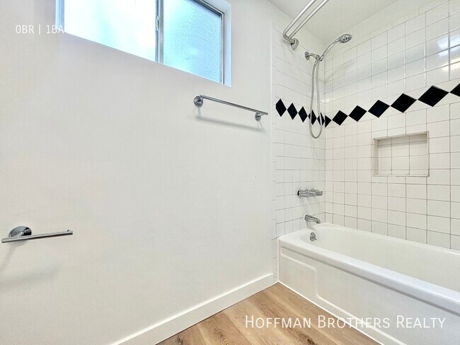 Foto del edificio - 2448 Beachwood Dr