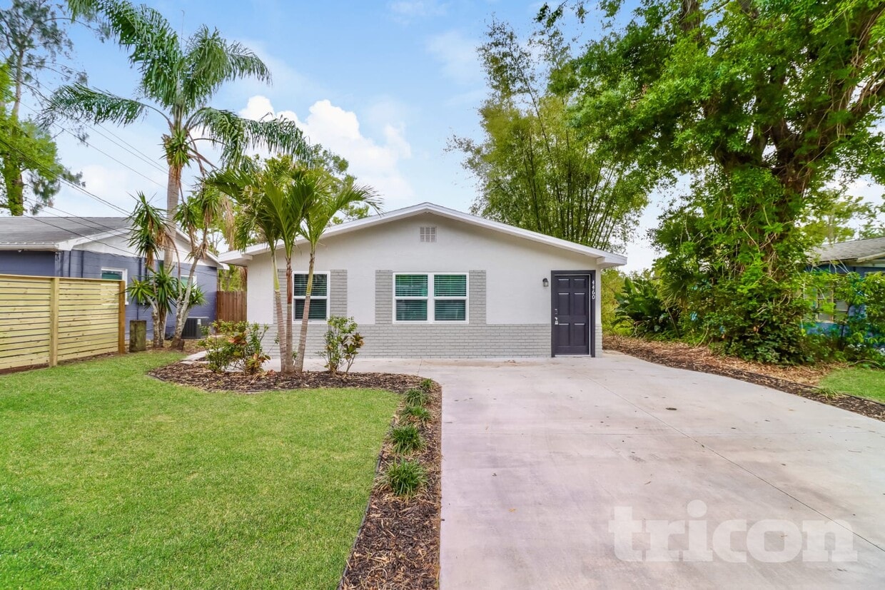 Foto principal - 4460 49th Ave N