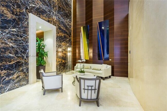 Foto del edificio - 15811 Collins Ave