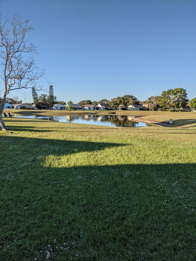 Foto del edificio - BEAUTIFUL 2 BEDROOM LOOKING OVER LAKE.