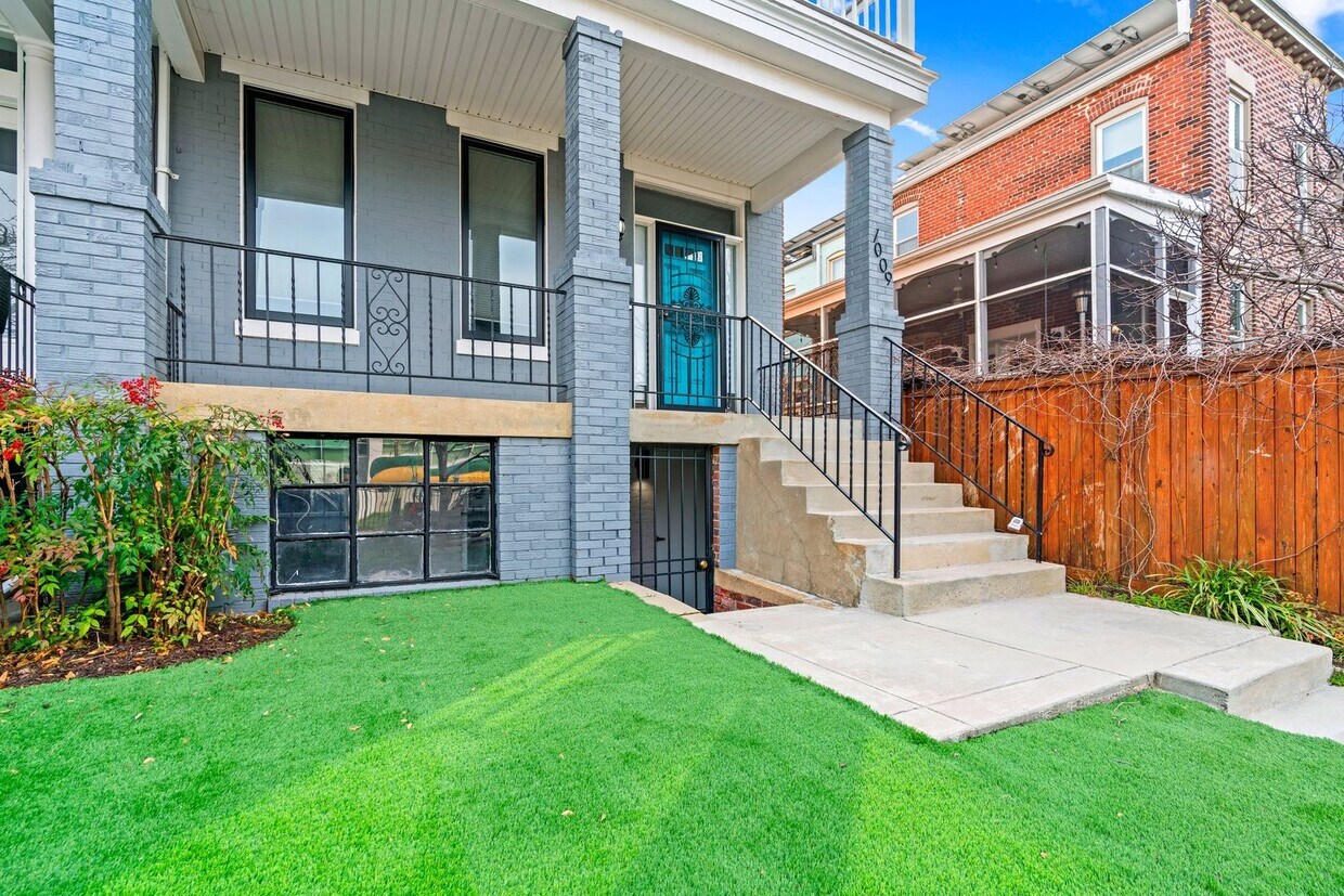 Primary Photo - STUNNING and SPACIOUS 3 bedroom, 2.5 bathr...