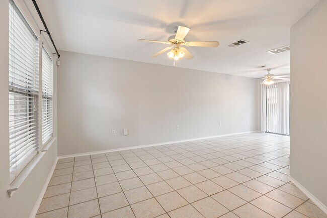 Building Photo - Cozy 2 bedroom, 1.5 bathroom home in Mckin...
