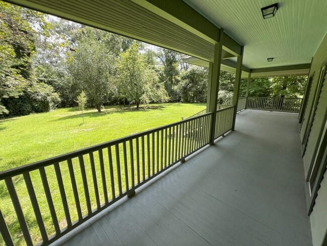Building Photo - 5 bedroom, 2.5 bathroom secluded country h...