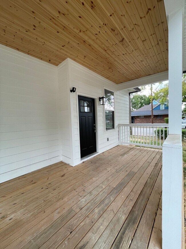 Building Photo - Charming Remodeled Home in Chattanooga
