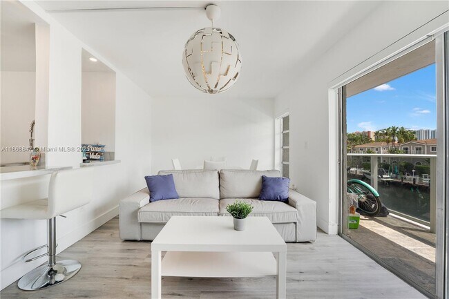 Foto del edificio - 3868 NE 169th St