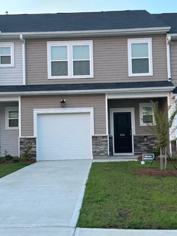 Building Photo - 2041 Dy Lily Dr