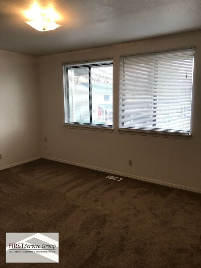 Building Photo - Great town home close to downtown