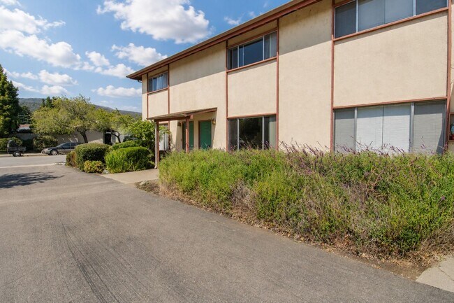 Foto del edificio - 2 Bedroom Townhouse Style Apartment with Private Fenced Patio