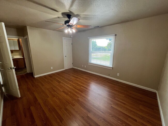 Foto del edificio - Strathmore House, Move In Ready!