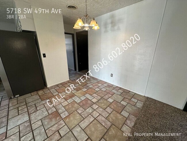Building Photo - 3 bed 2 bath home with 2 living areas and ...