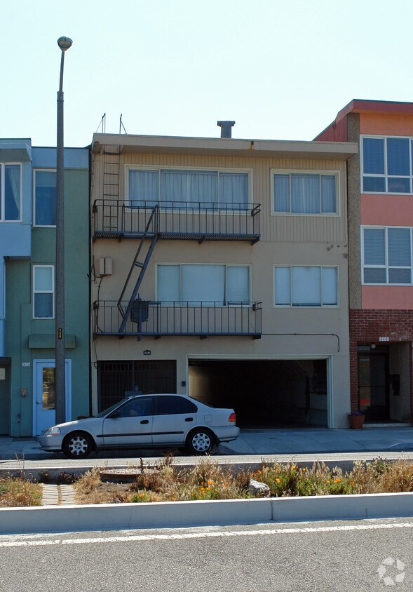 Building Photo - 2440 Great Hwy