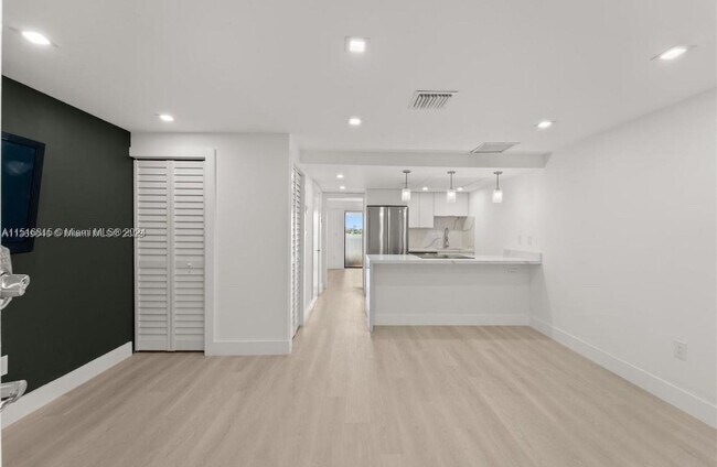 Building Photo - 777 SW 9th Ave
