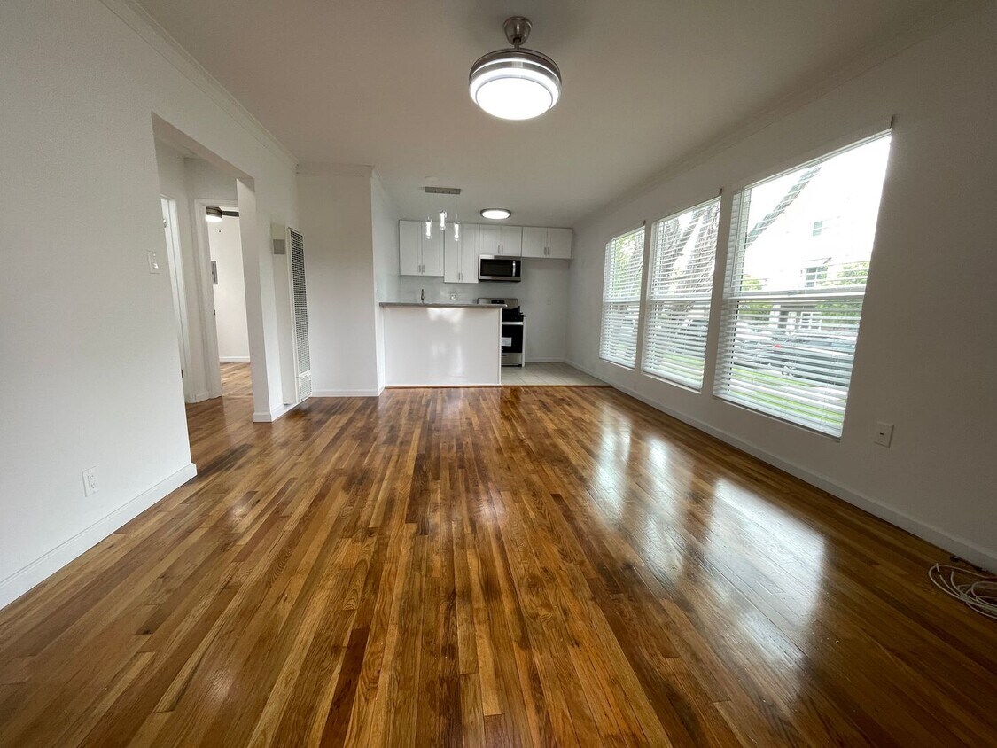 Foto del edificio - 5700 Hazeltine Ave