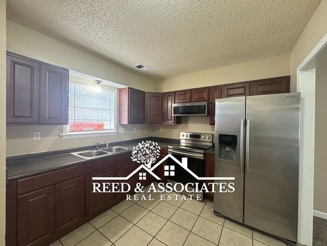 Building Photo - 2 Bedroom Townhome in Southeast Area