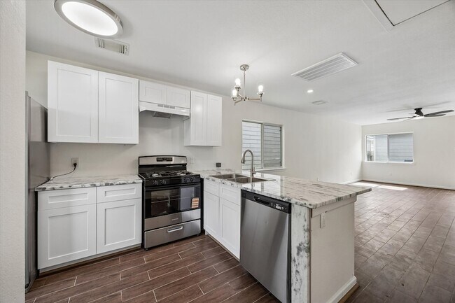 Building Photo - 6106 Settlers Lake Cir E