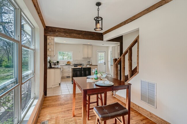Foto del edificio - 530 Elmwood Rd NW