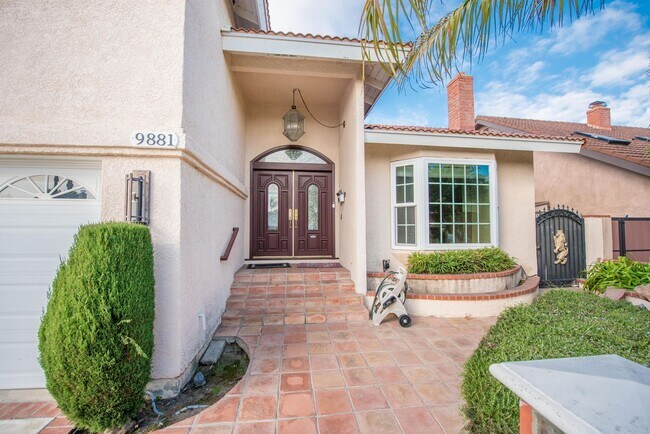 Building Photo - South Huntington Beach Pool Home