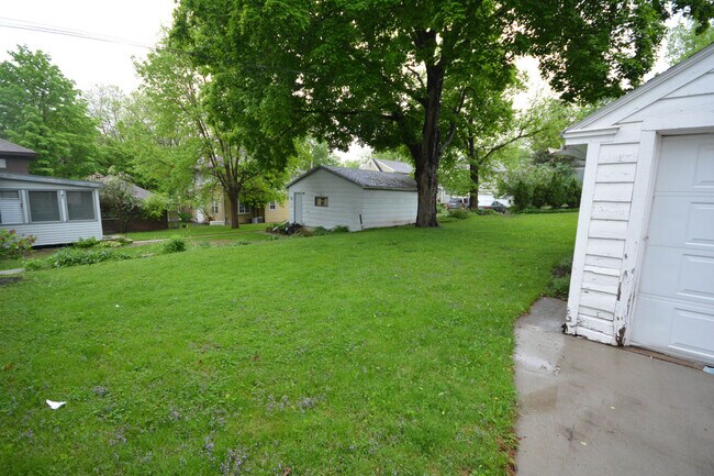 Great spacious shared yard - 519 5th Ave SW