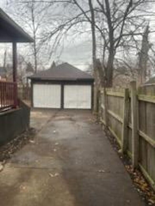 Building Photo - 4676 Courville - 3 BEDS & 1.5 BATH FOR RENT!