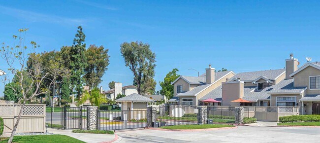 Building Photo - Gated 2BR Condo with Pool View