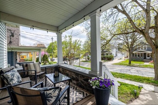 Building Photo - Walk to Downtown Ann Arbor - 3 bed/2 bath