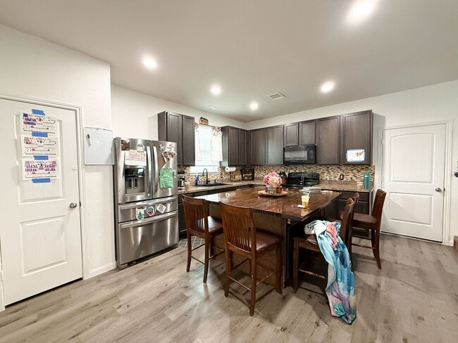 Building Photo - 4 Bed, 3.5 Bath Home in Bryan for March Move In!