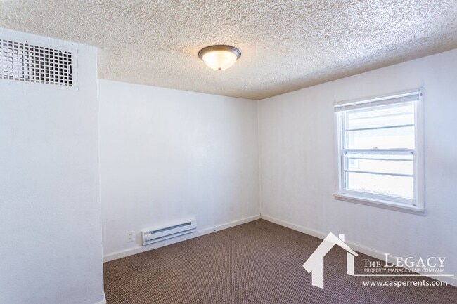 Building Photo - 122 E L St