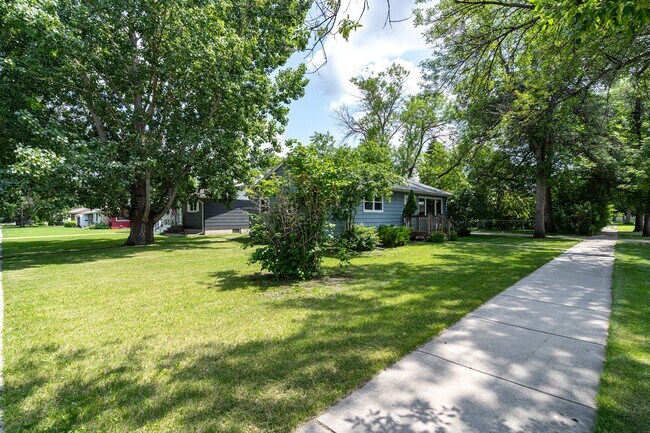 Building Photo - 3 Bedroom, 2 Bath Single Family Home