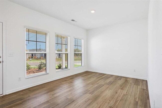 Building Photo - 2165 Boxwood Cir