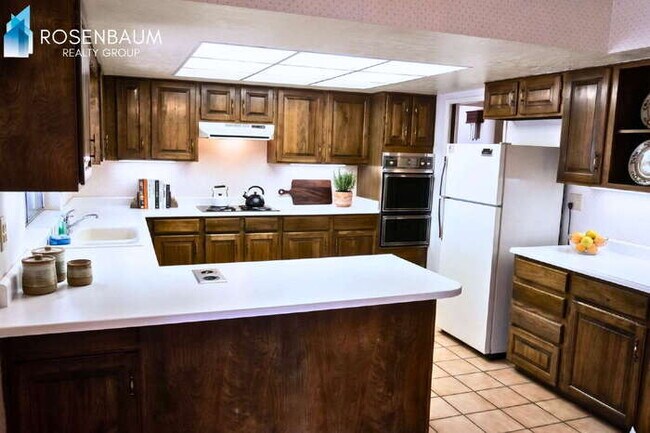 Building Photo - 10442 W Avalon Dr