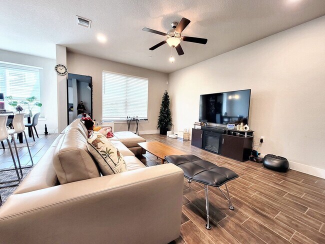 Foto del edificio - Modern 3/BR 2.5/Bath Home with Covered Dec...
