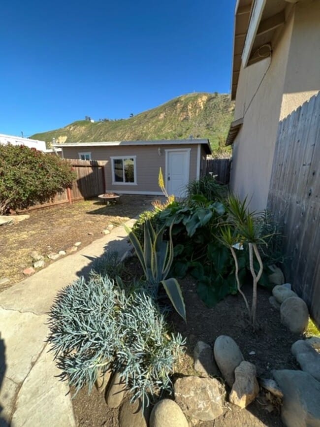 Building Photo - "Cute GARDEN Studio" Cottage in Ventura
