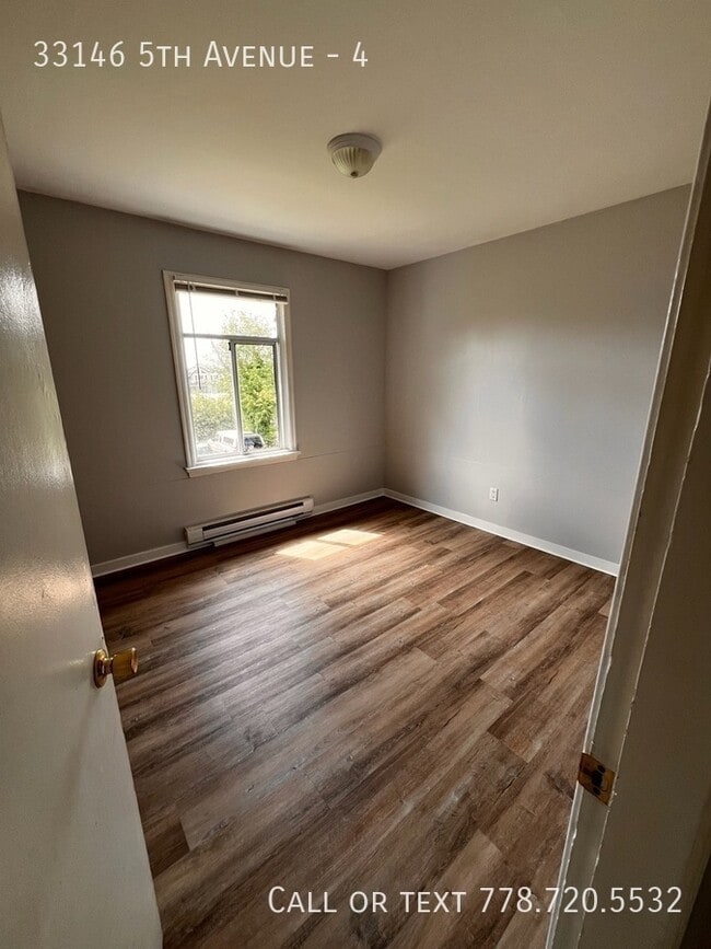 Building Photo - 4 Plex 2 Bedroom Unit