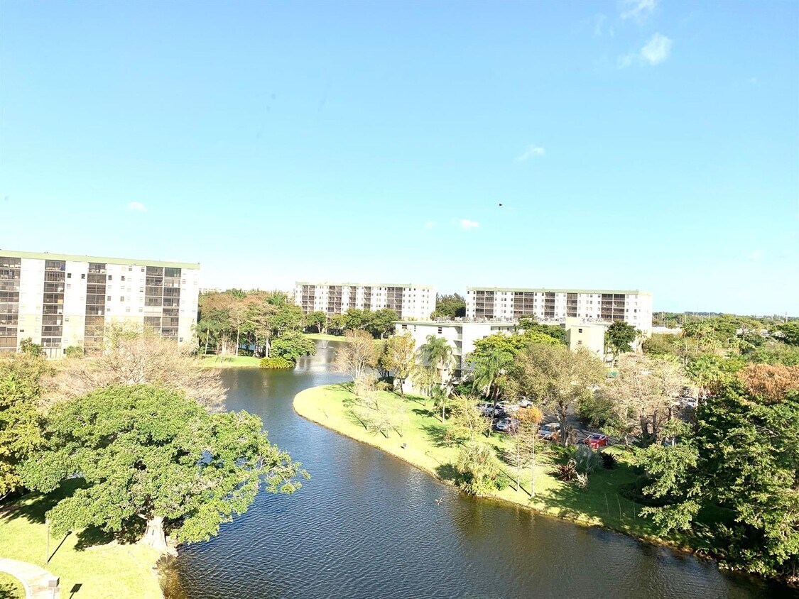 2309 S Cypress Bend Dr Unit 711, Pompano Beach, FL 33069 Condo for