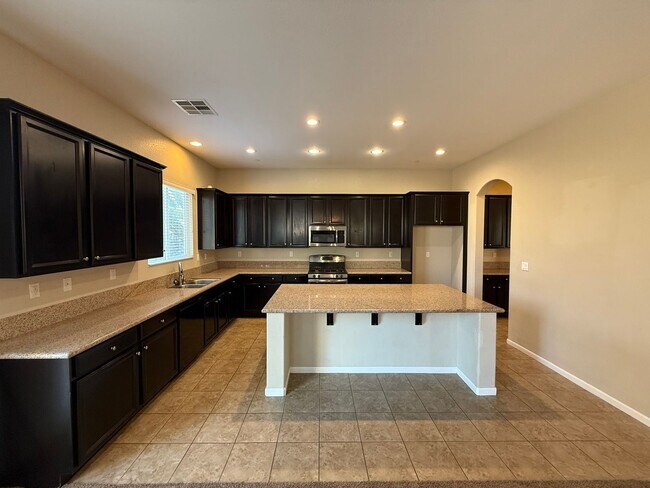 Building Photo - Beautiful 2014 Built Home - 5 bed 4 bath i...