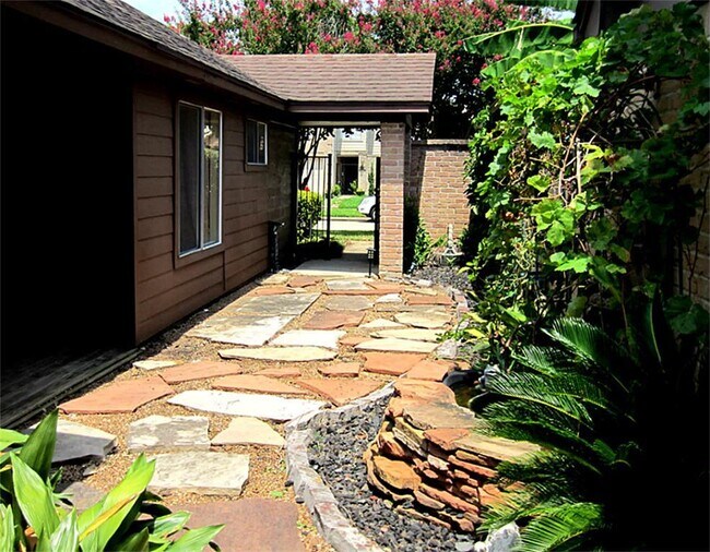 Foto del edificio - 16011 Hidden Acres Dr